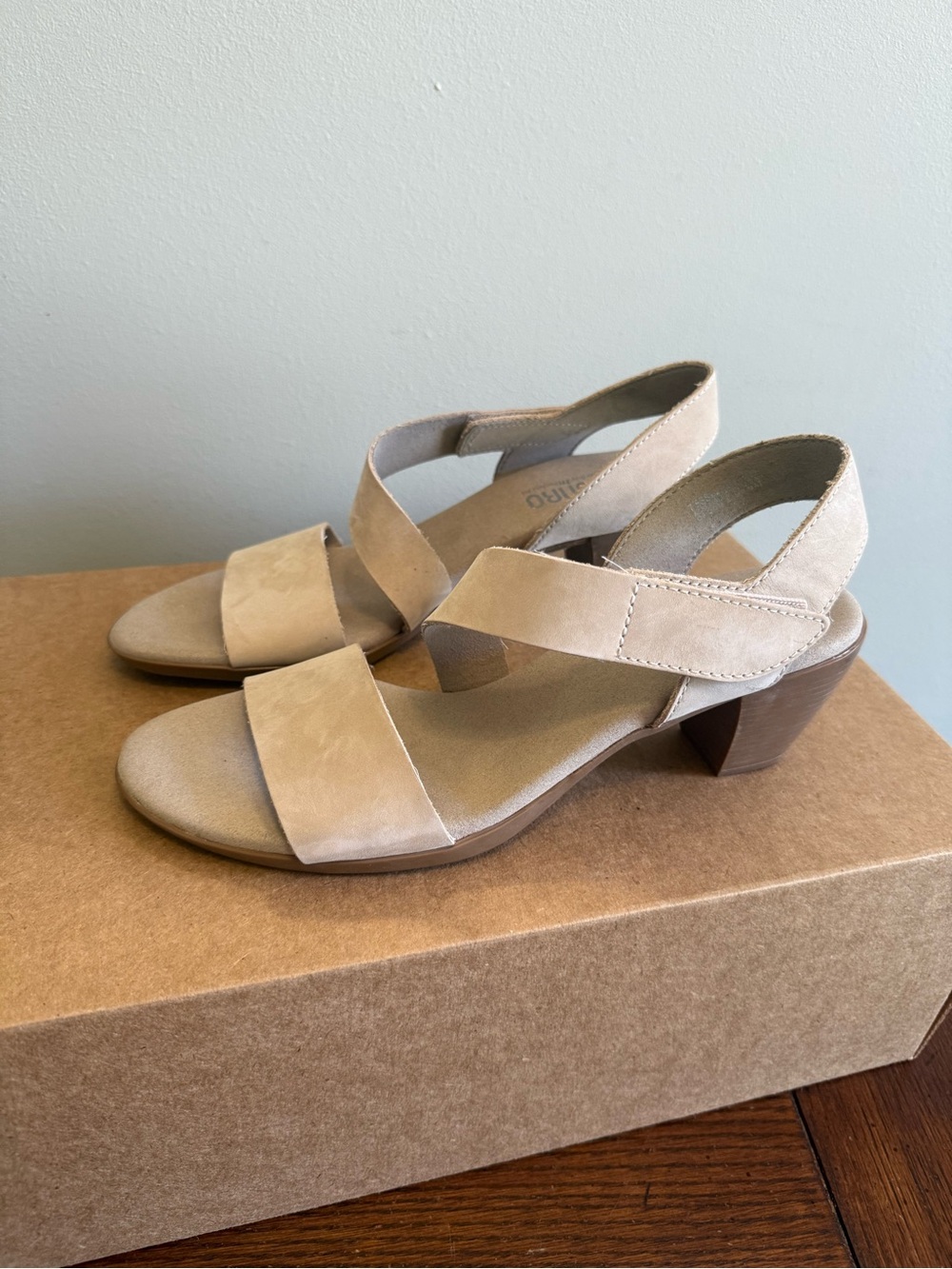 Munro Lucia Neutral Suede Block Heel Sandals 7.5 NEW
